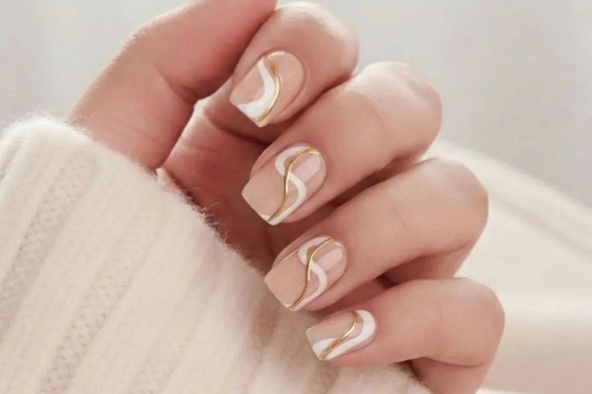 Summer Swirl press-on naglar med guld-swirl i square-form, festivalnaglar 2026