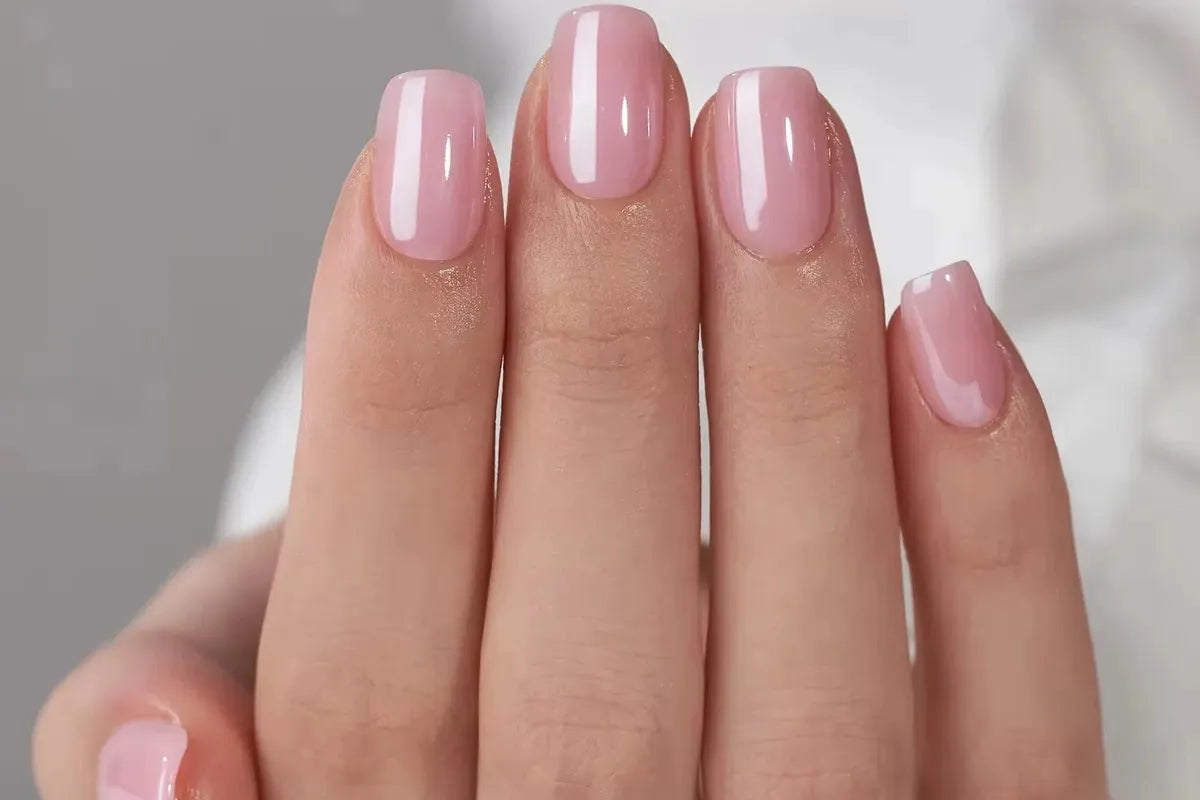 Lösnaglar för korta nagelbäddar i kort square form med pärlig finish