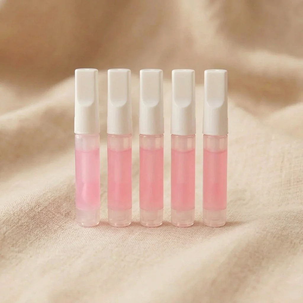 Glow Glue 5-pakning – fem tuber rosa flytende neglelim på beige lin