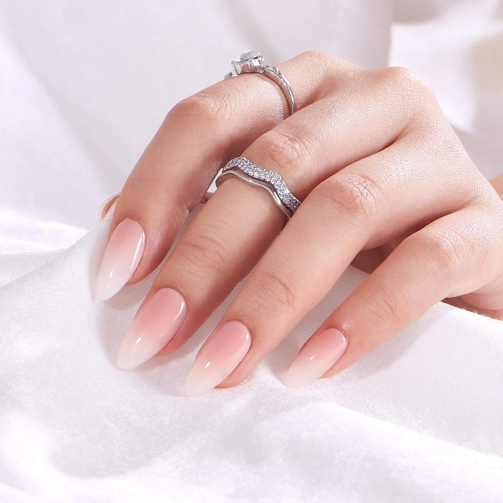 Dreamy Dip løsnegler styling – rosa til hvit ombre mandel på hvit silkeduk