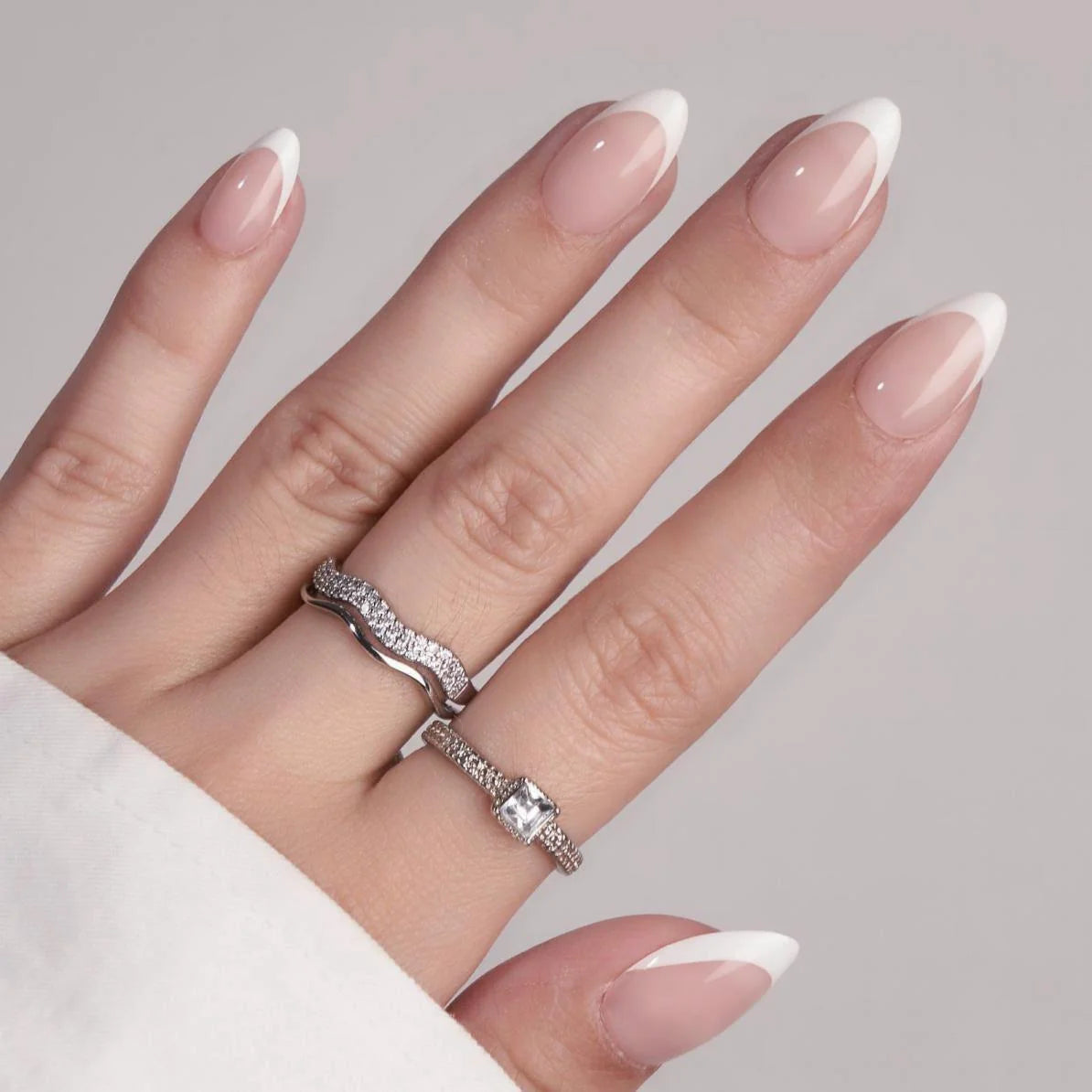 Angelic Aura press-on naglar styling – fransk vit tipp med silverringar
