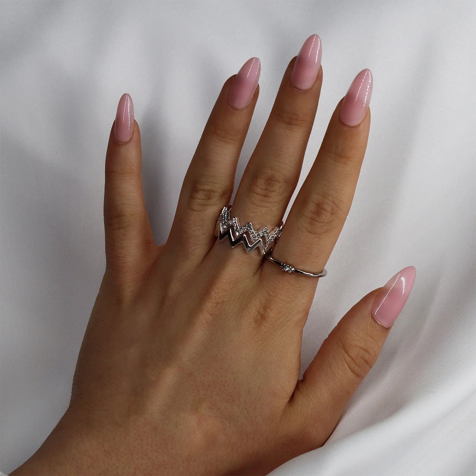 Pinkie Pearl press-on negler lifestyle – rosa pearl mandelform med statement sølvring