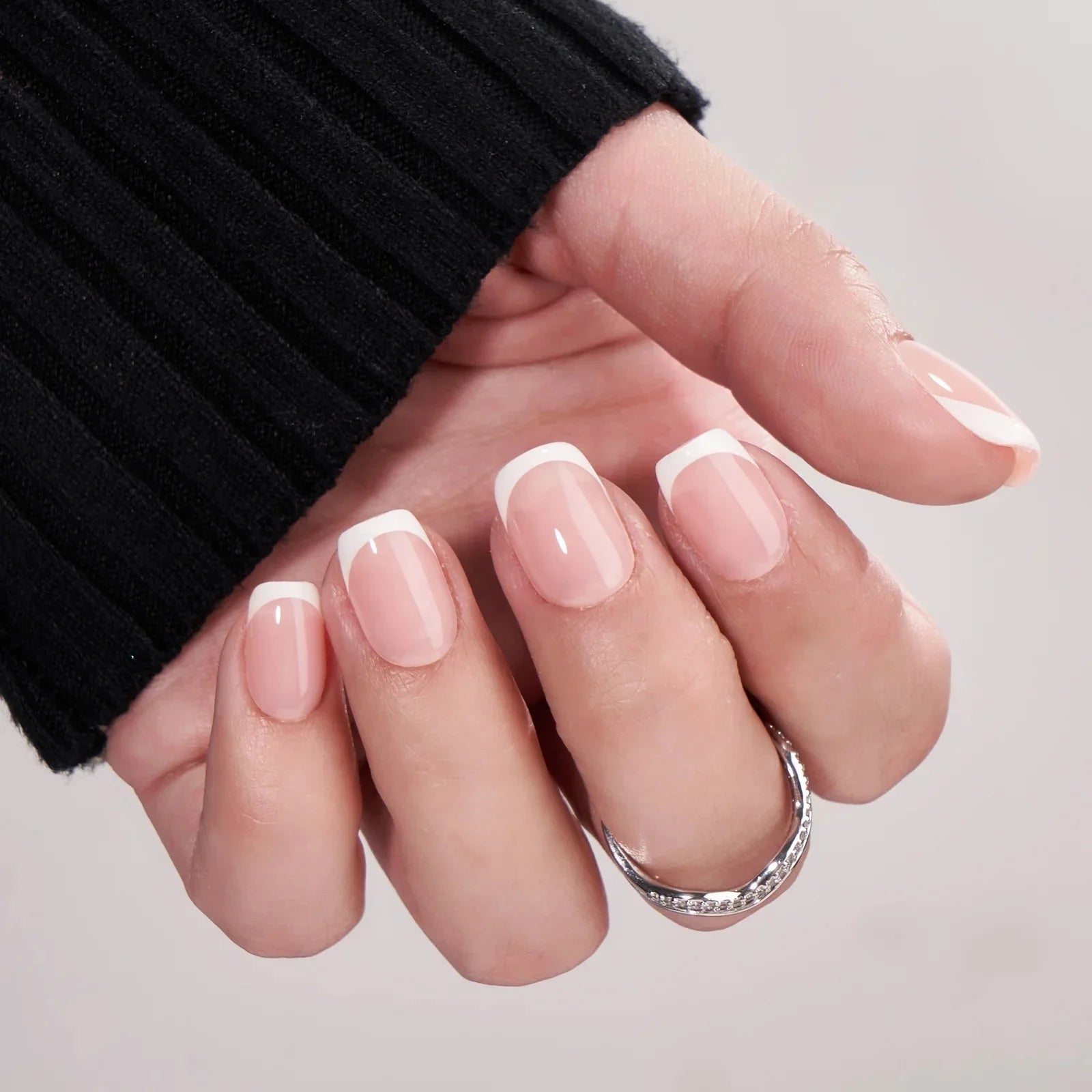 Angelic Aura press-on negler styling – square fransk hvit spiss mot svart ribbet genser