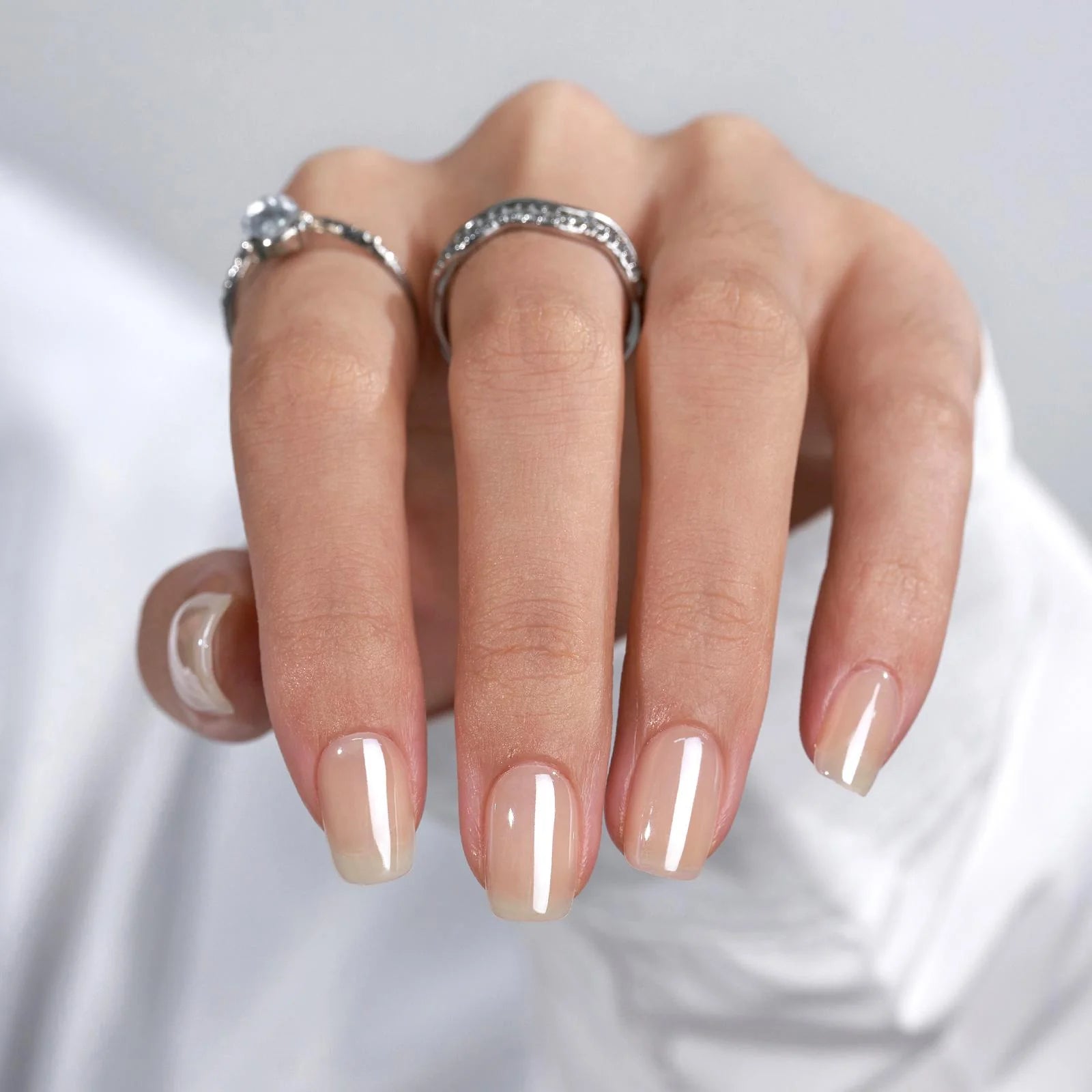Heavenly Halo pearl-negler — håndpose viser firkantet form