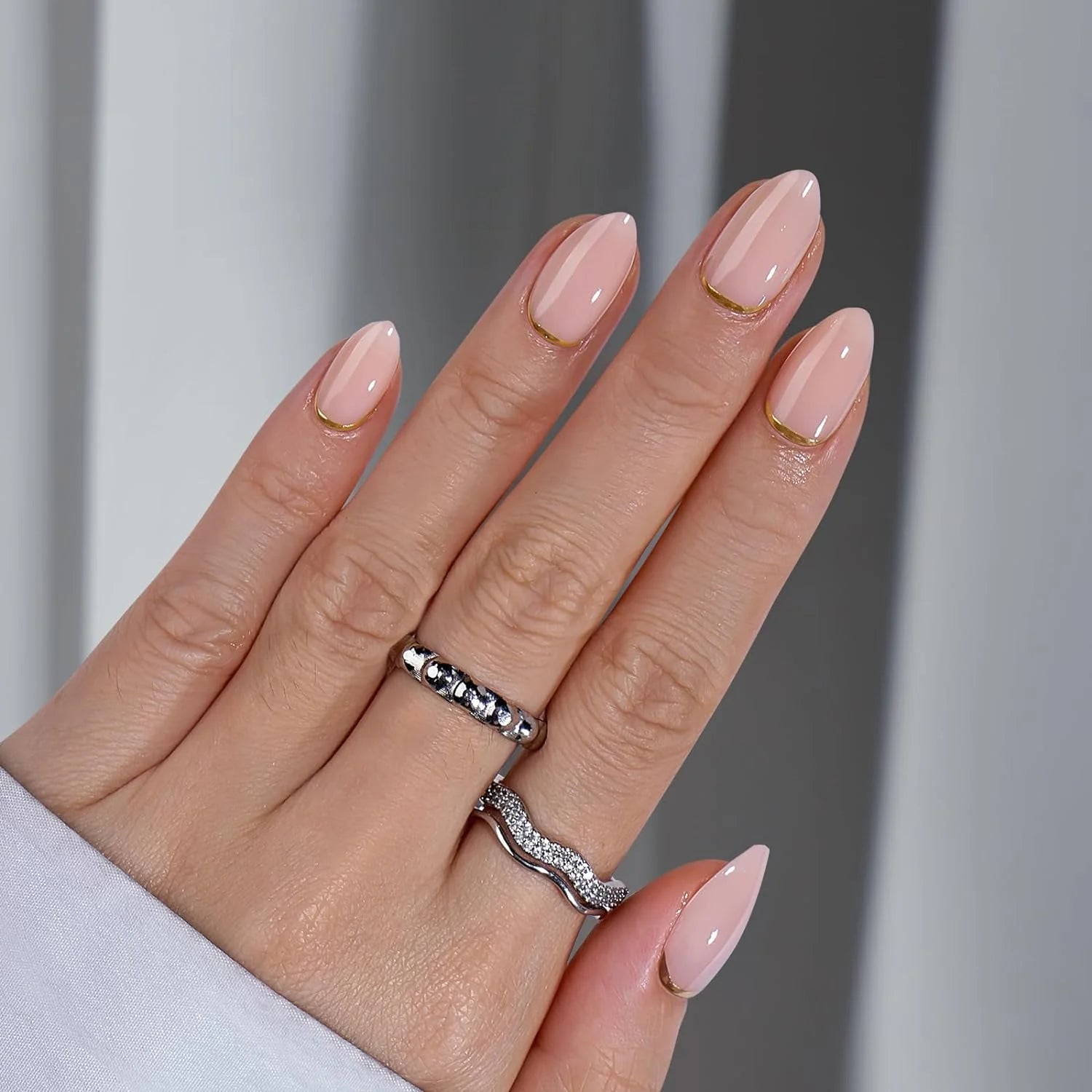 Golden Glimmer mandelformete løsnegler – peach nude med gull swirl og sølvringer