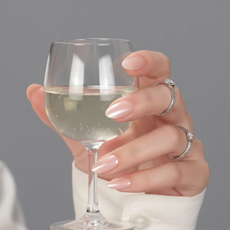 Heavenly Halo press-on negler styling – nude pearl glow med vinglass og sølvringer