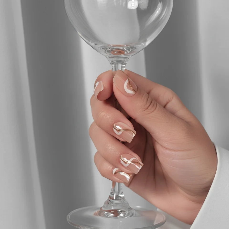 Summer Swirl press-on negler styling – hånd holder vinglass, korte square negler med gull swirl