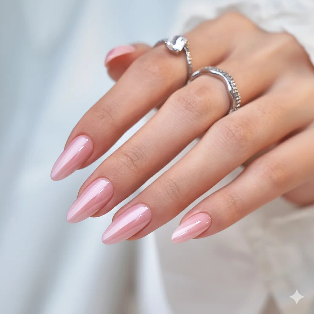 Pinkie Pearl press-on negler nærbilde – rosa pearl glans med sølvringer og hvit bluse