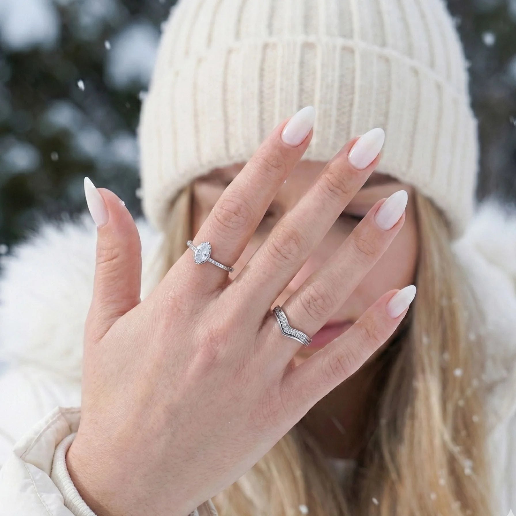Satin Snow press-on negler i vintermiljø – mandelnegler mot hvit strikket beanie