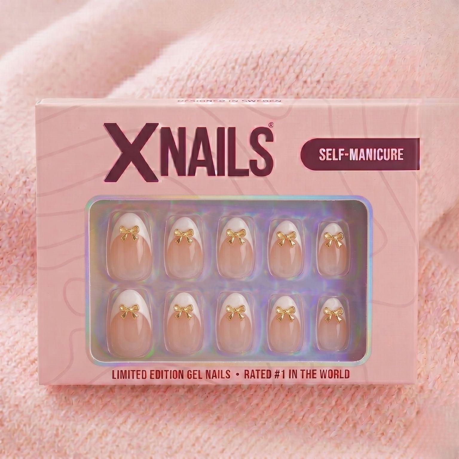 XNails-eske med almond press-on negler med 3D gullrosetter