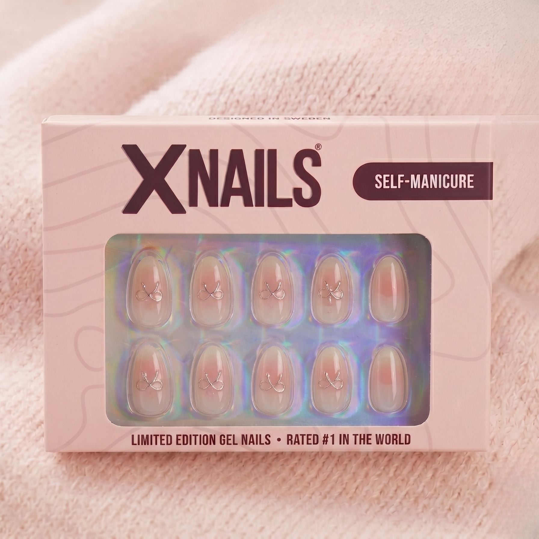 Aura Amoré mandelformete press-on negler med hvit/rosa ombré og sølvløkker, i rosa XNails eske for enkel manikyr