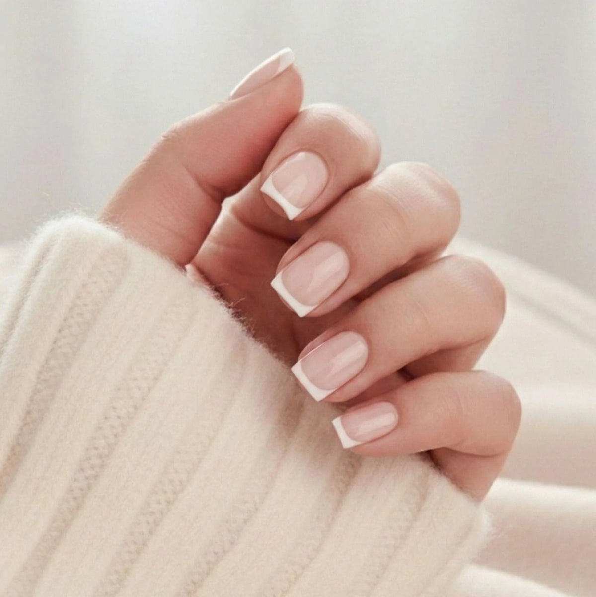 Angelic Aura press-on negler – klassisk fransk manikyr i square-form med hvit tipp