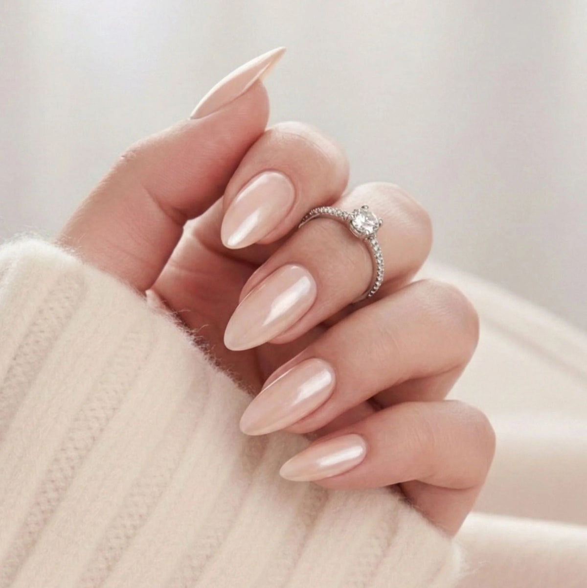 Heavenly Halo press-on negler – pearl chrome glow i mandelform med nude base og sølvring