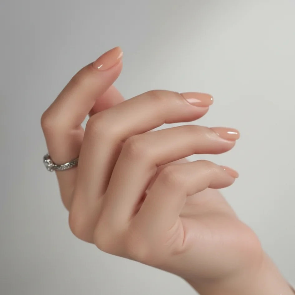 Korte square løsnegler – Honey Heaven nude med subtil glød mot grå bakgrunn