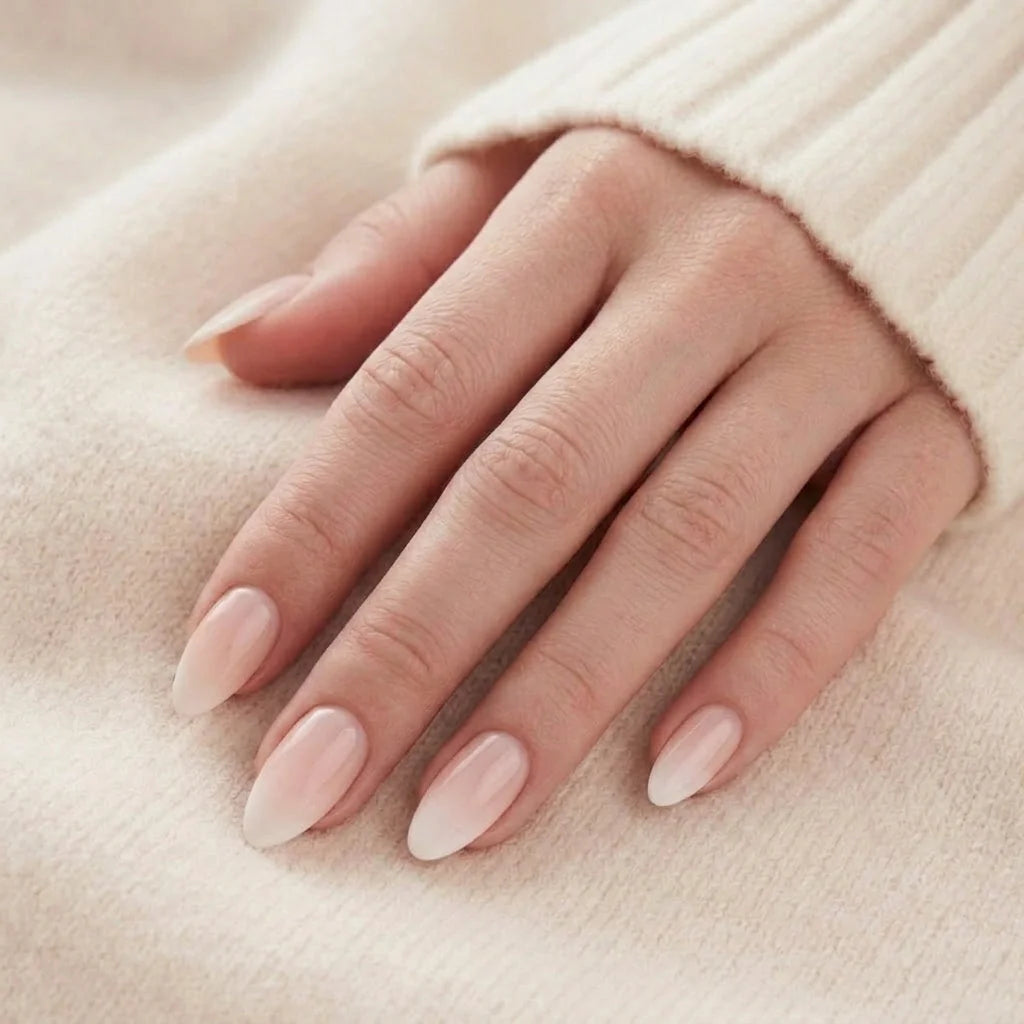 Dreamy Dip negler på hånd – nude rosa ombré mandelnegler mot beige strikket genser