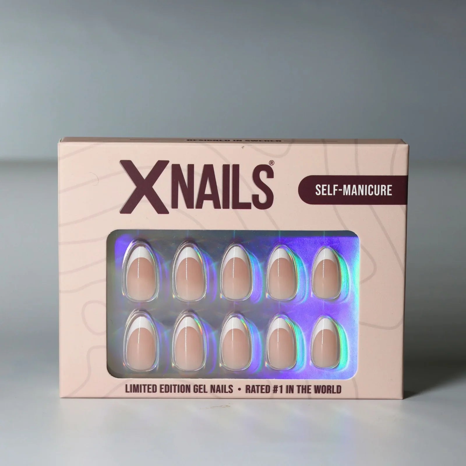 Franske negler i ulike størrelser i den beige XNails-esken