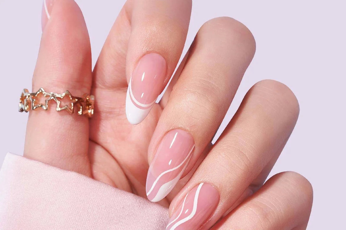 Aktuella nageldesigns och naturlig nagelvård – trender med XNails gelénaglar