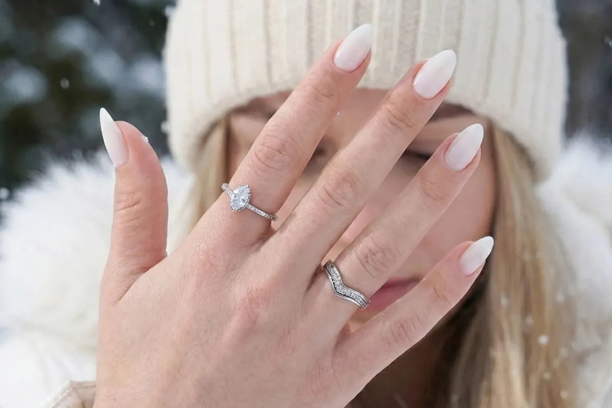 Räfflade naglar dolda med Satin Snow nude press-on naglar i mandelform