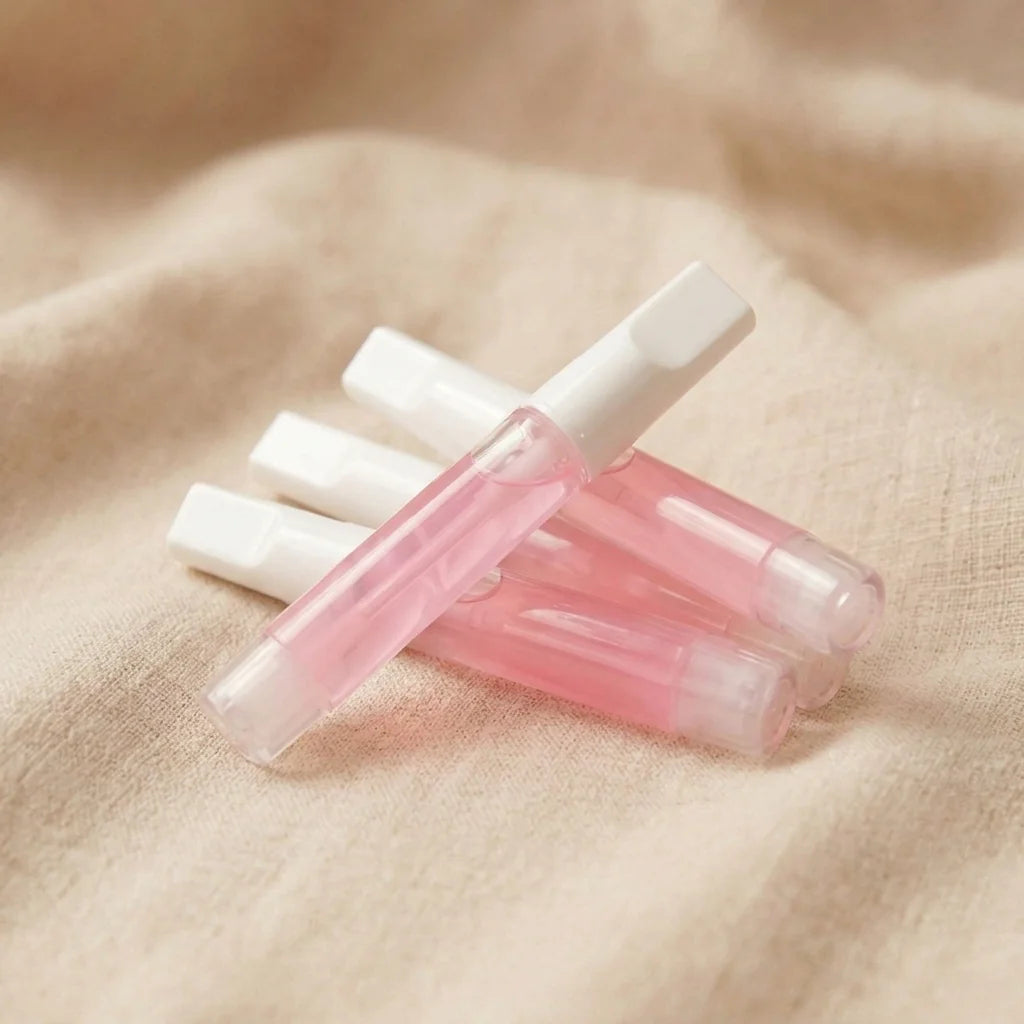 Glow Glue rosa flytende neglelim liggende – XNails pensellim for løsnegler