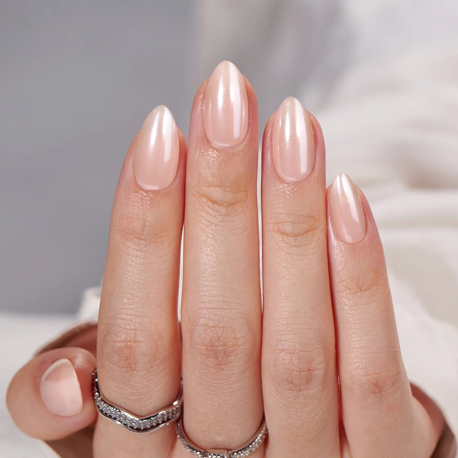 Heavenly Halo gelénegler nærbilde – pearl shimmer i mandelform mot hvit sateng