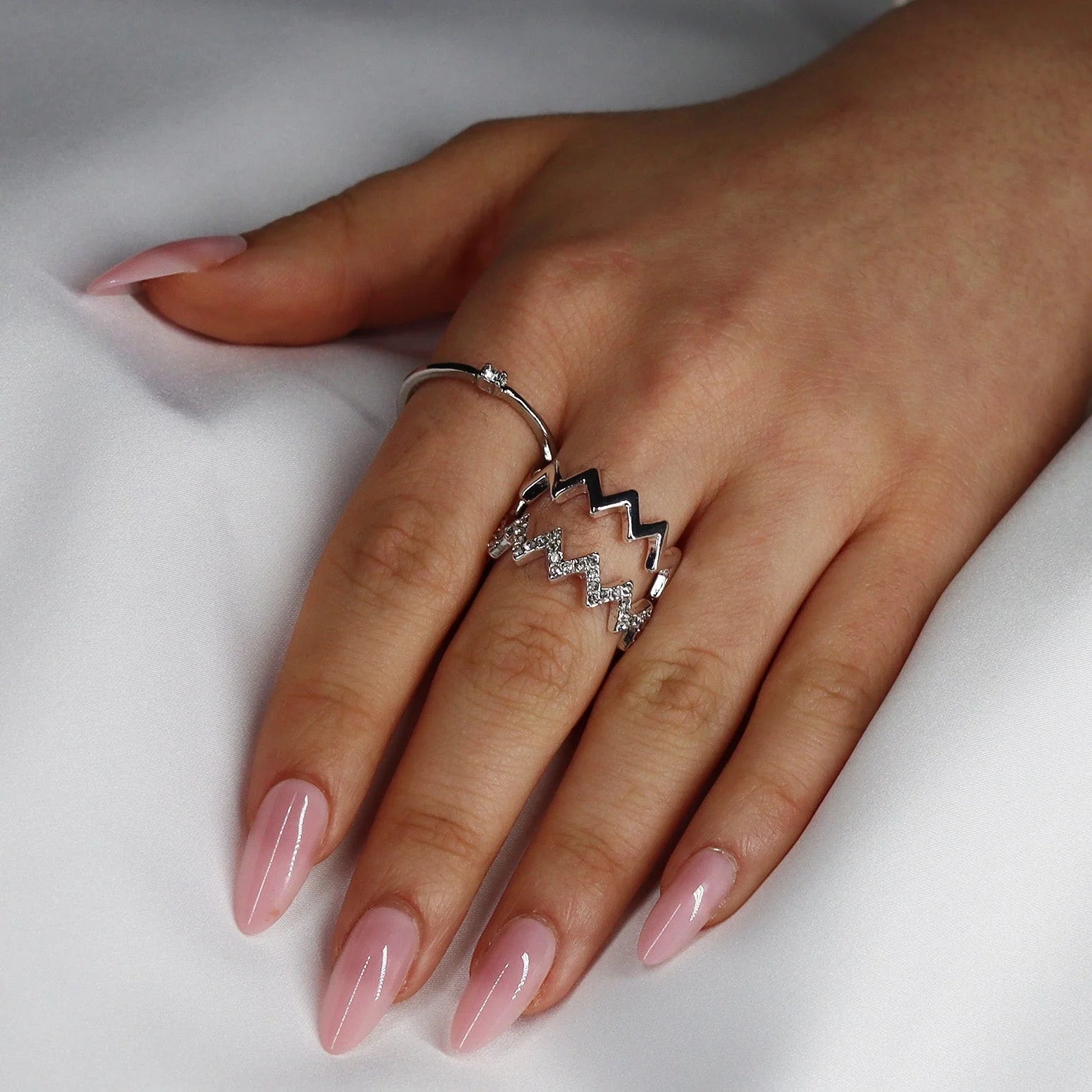 Pinkie Pearl gelénegler styling – rosa pearl manikyr med sølvring mot hvit sateng