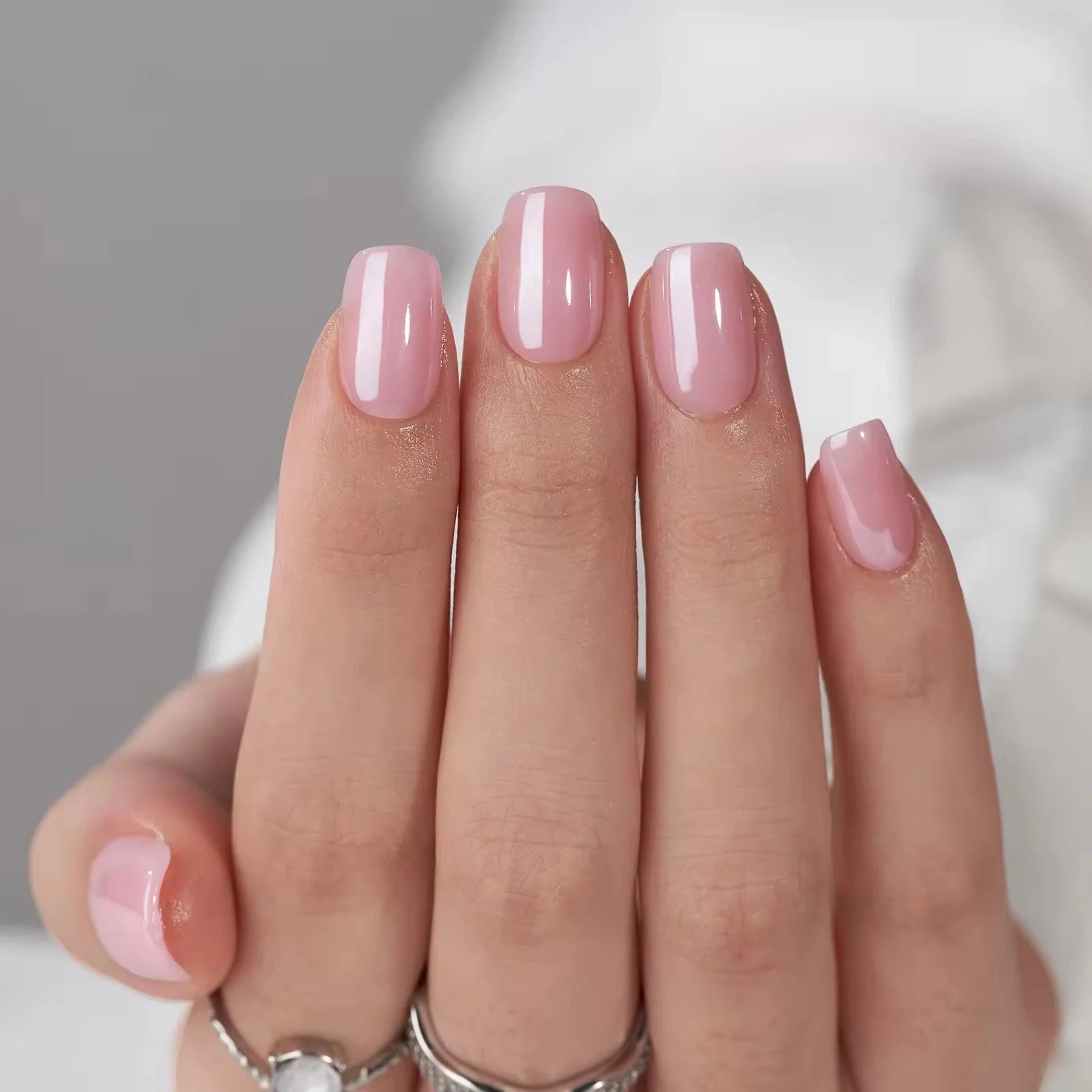 Pinkie Pearl press-on negler styling – kort square med pearl-rosa glød og sølvringer