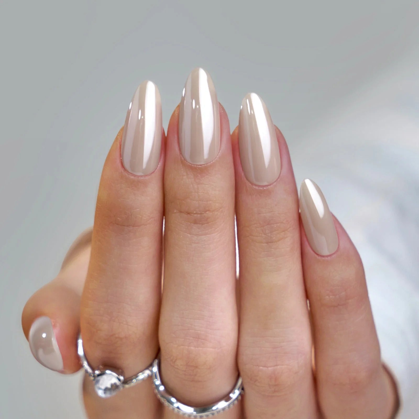 Mandelformete løsnegler med perleglans – Pearly Perfection i taupe nude med sølvringer