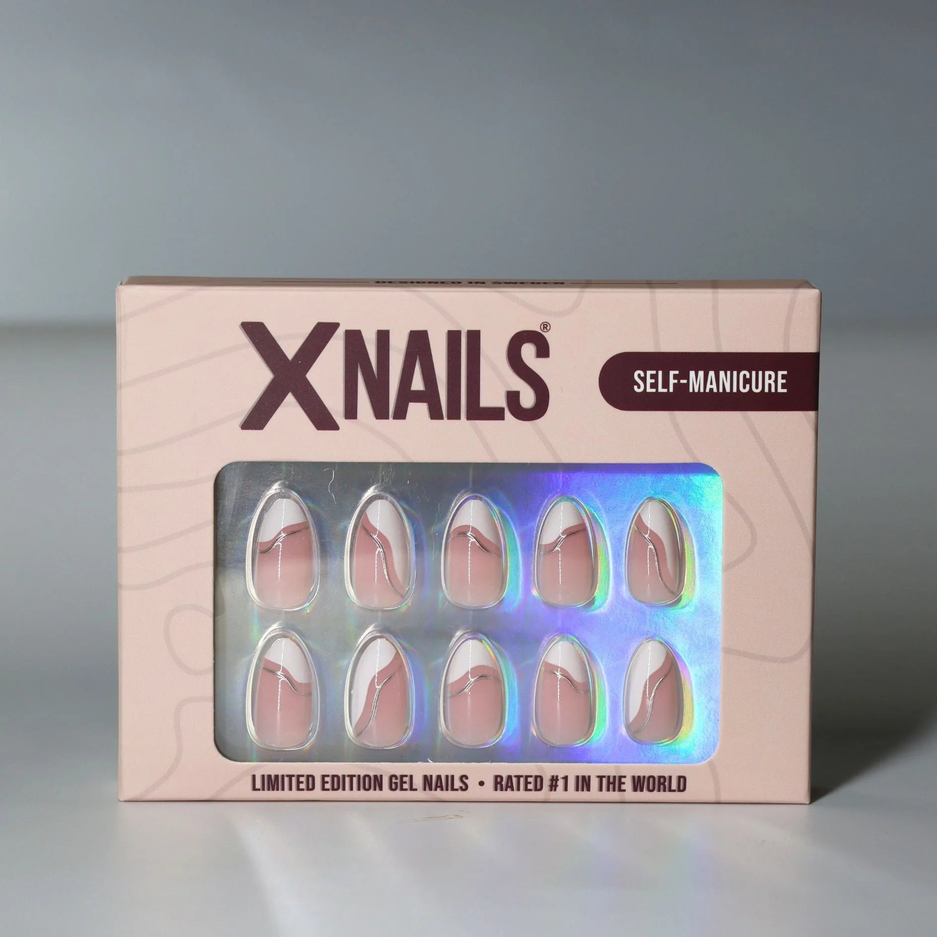 Metallic Merge XNails forpakning – limited edition gelénegler med french og sølv swirl i mandelform