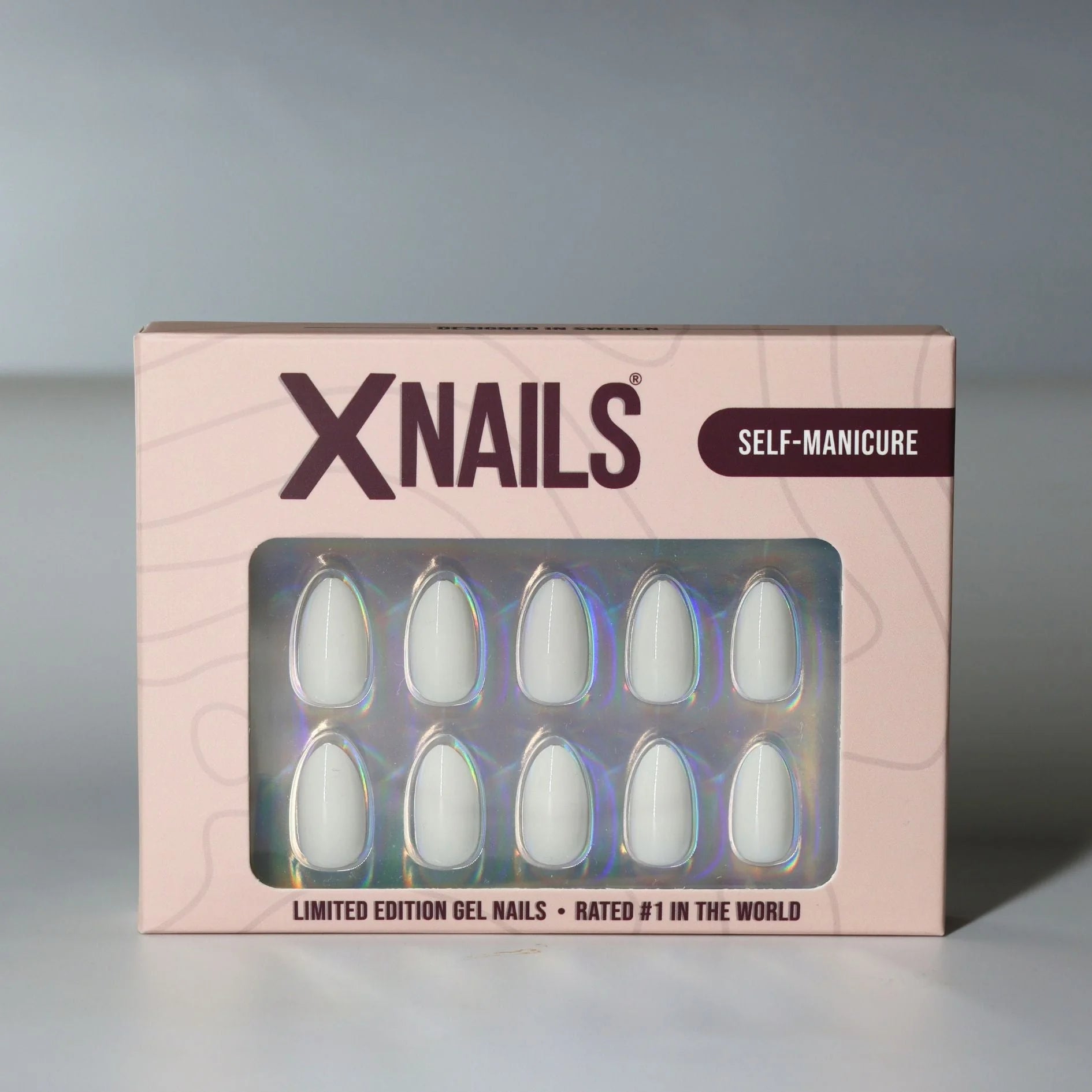 Satin Snow XNails eske – limited edition gelenegler i kremhvit mandelform