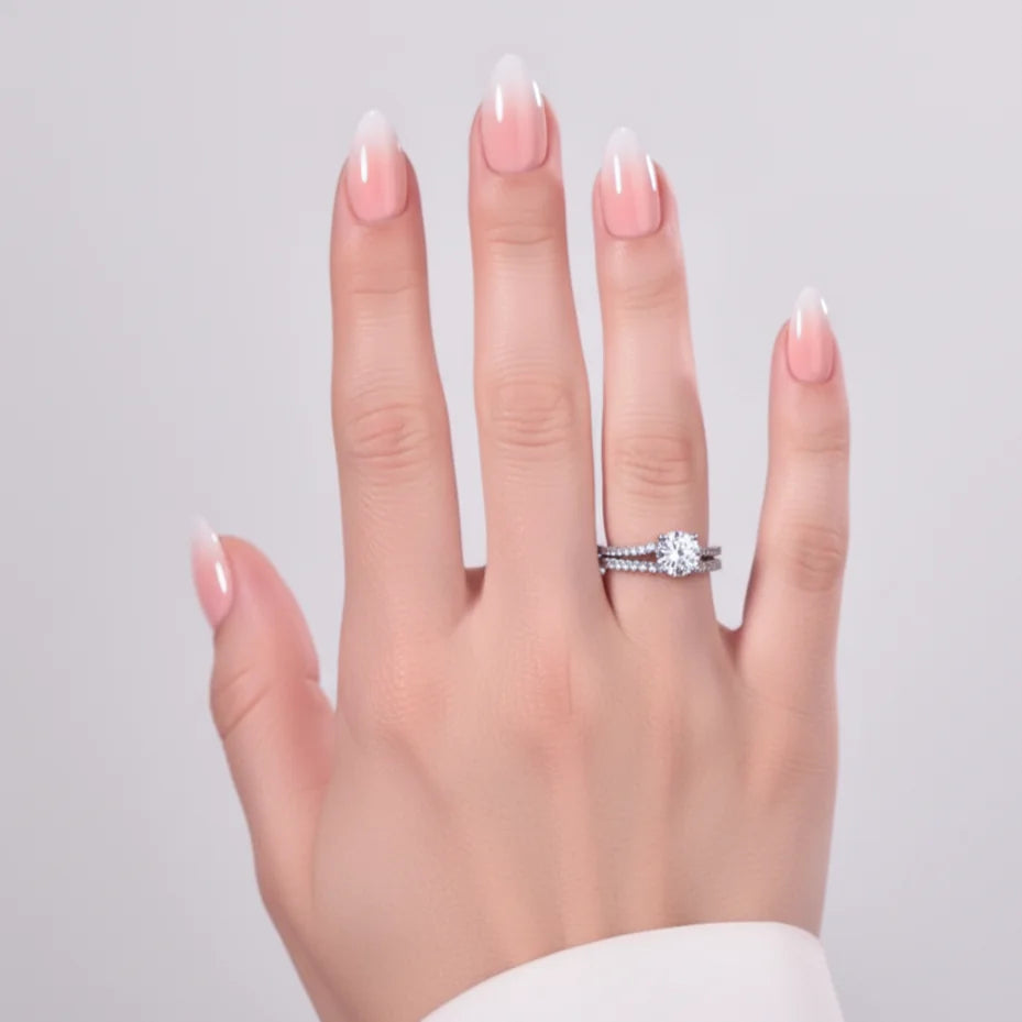 Dreamy Dip mandelformete løsnegler – rosa-hvit ombre med diamantring på modellhånd