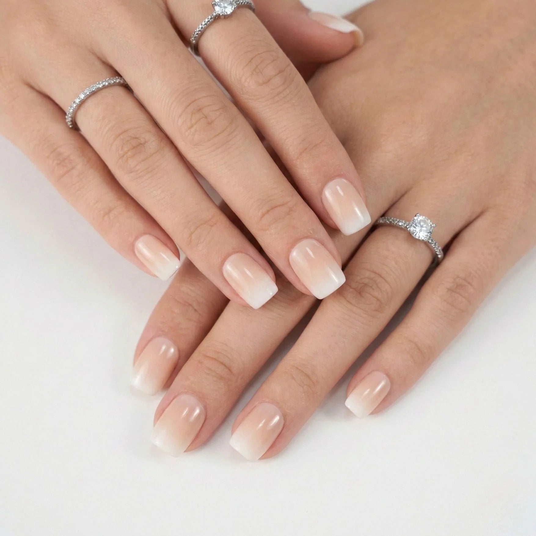 Dreamy Dip gelénegler styling – begge hender med square ombré og sølvringer med steiner