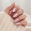 Powder Puff press-on negler – mandelformete løsnegler i rosa chrome med pearl-skimmer mot beige genser
