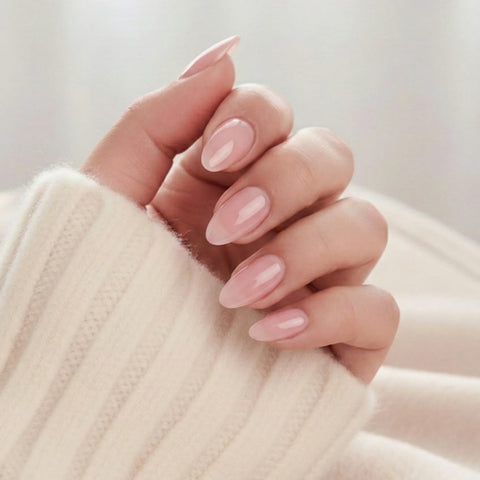 Pinkie Pearl press-on negler – delikat rosa pearl i mandelform mot kremfarget strikket genser