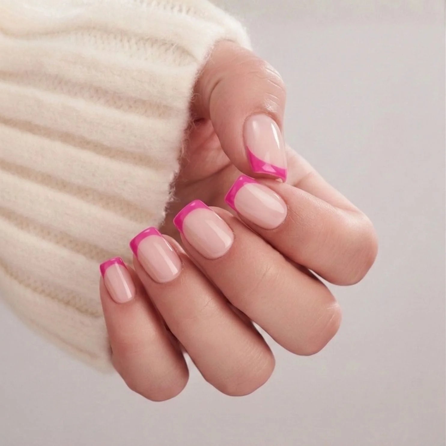 Pixie Pink gelénegler nærbilde – rosa french tipp på nude base i kort square-form