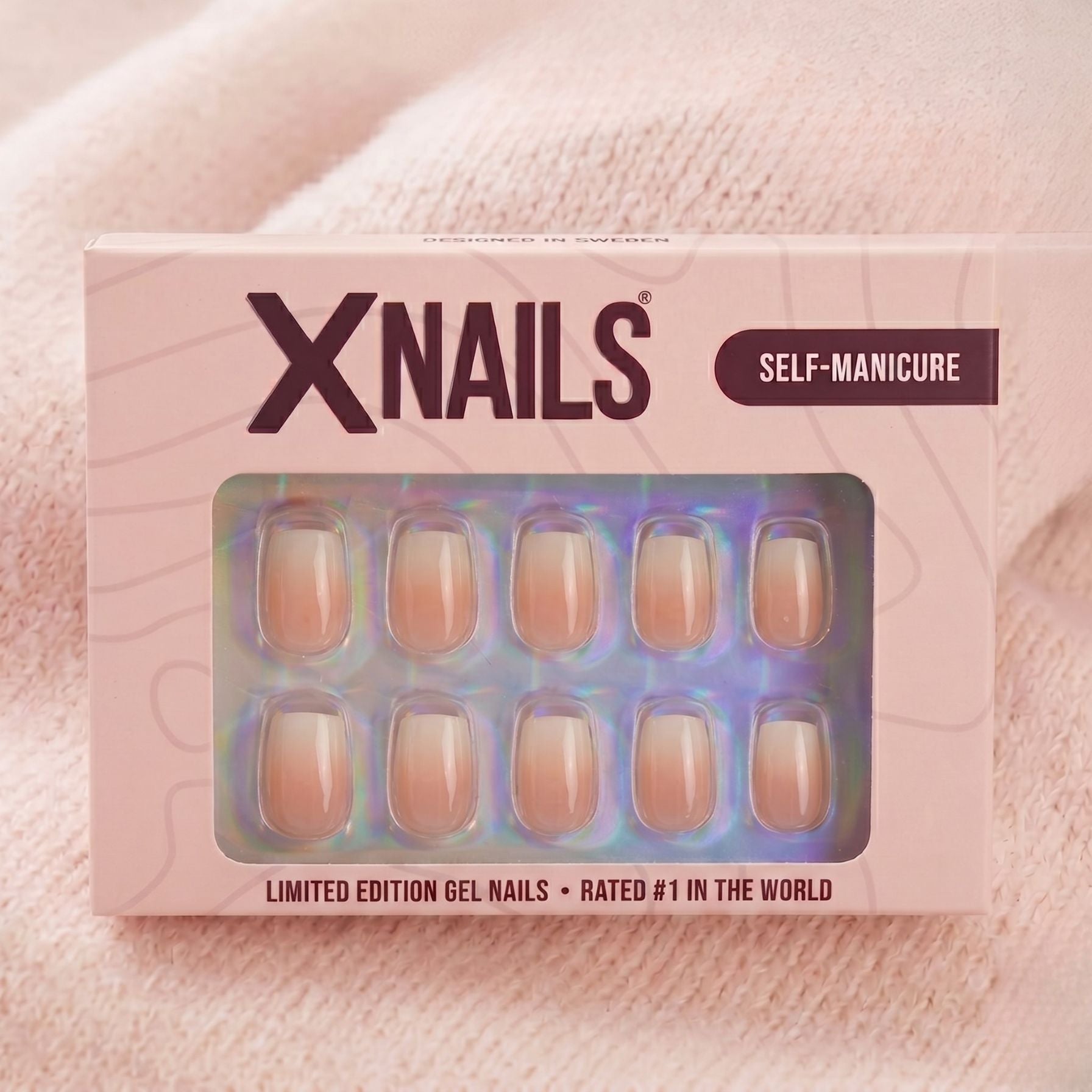 Dreamy Dip XNails eske – limited edition gelenegler i square med rosa-hvit ombré mot beige strikket bakgrunn