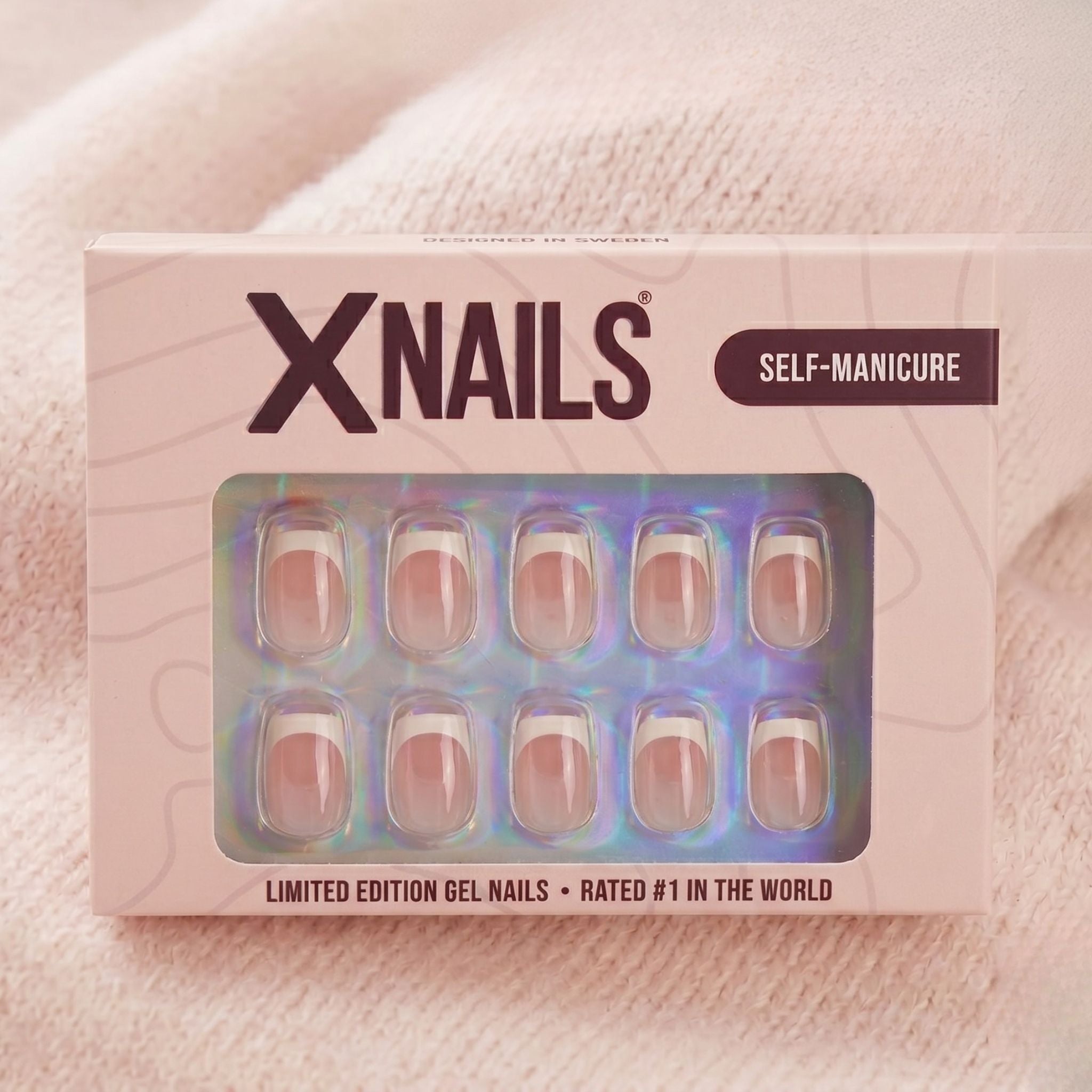 XNails Classic Chrome press-on løsnegler i eske. Korte, firkantede negler med hvit fransk manikyr på naturlig bas