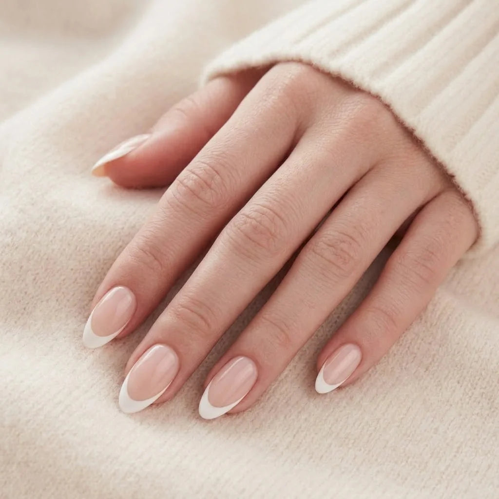 Angelic Aura negler på hånd – fransk hvit spiss og nude rosa base i mandelform