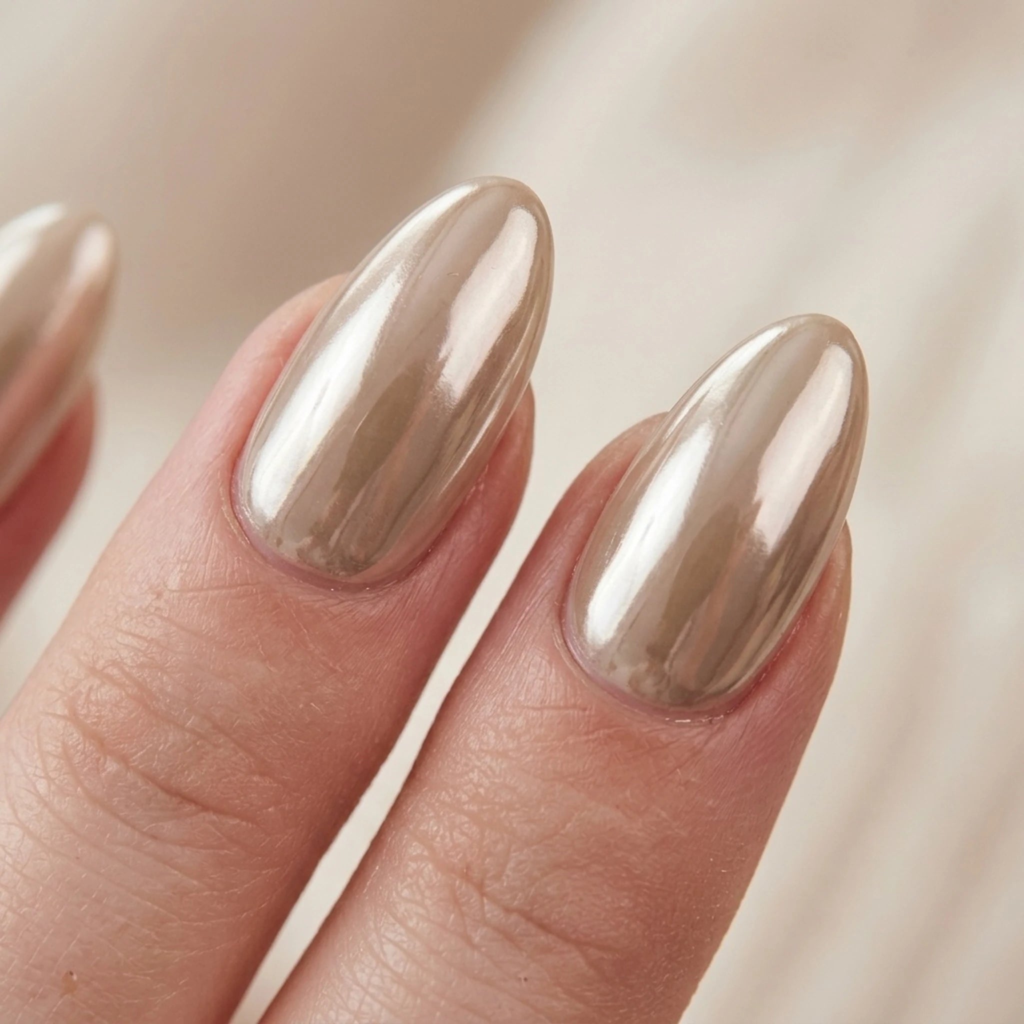 Pearly Perfection press-on negler i mandelform med bronse perlemor-chrome