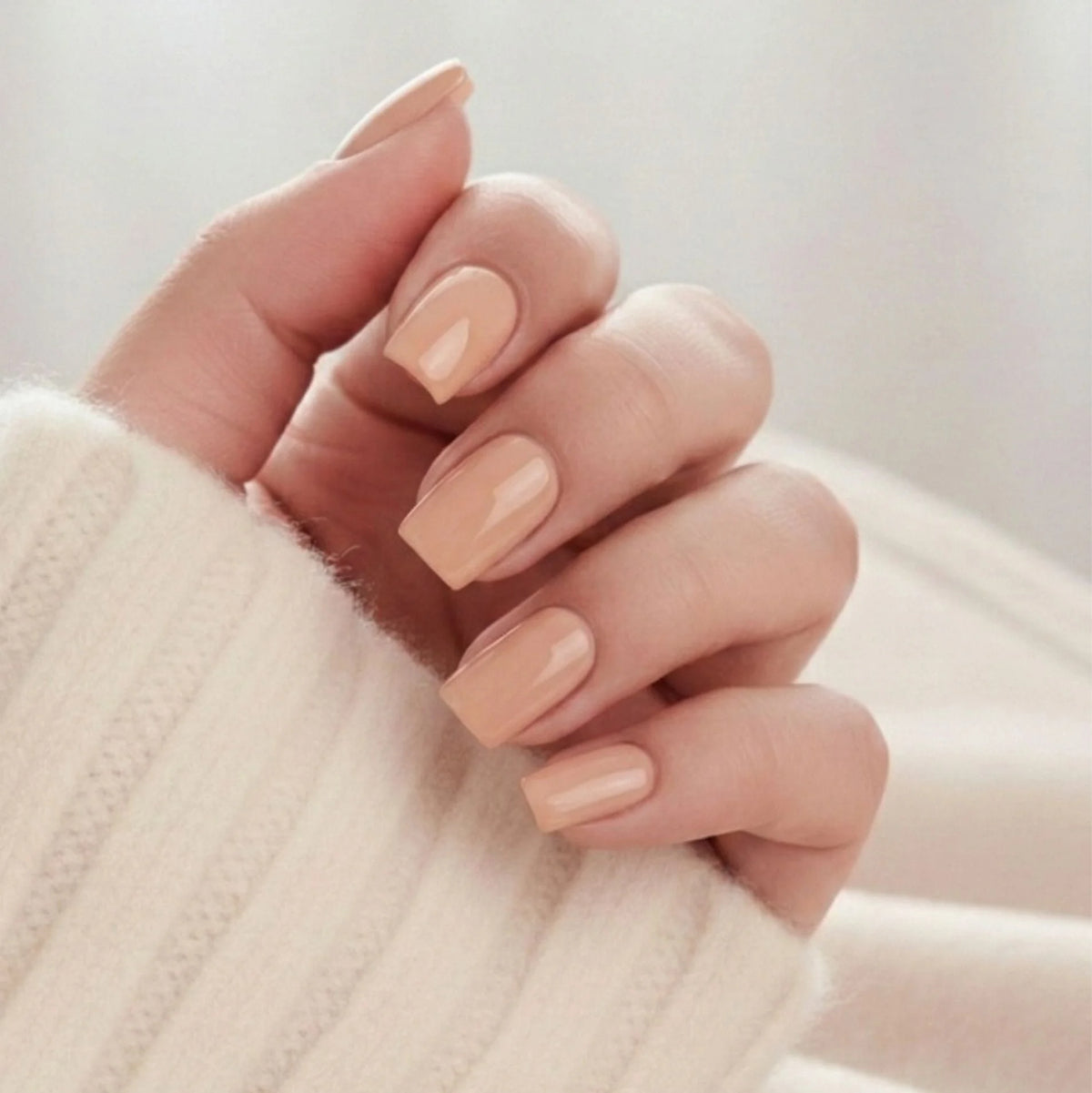 Honey Heaven press-on negler – korte firkantede negler i varm honningnude mot strikket genser