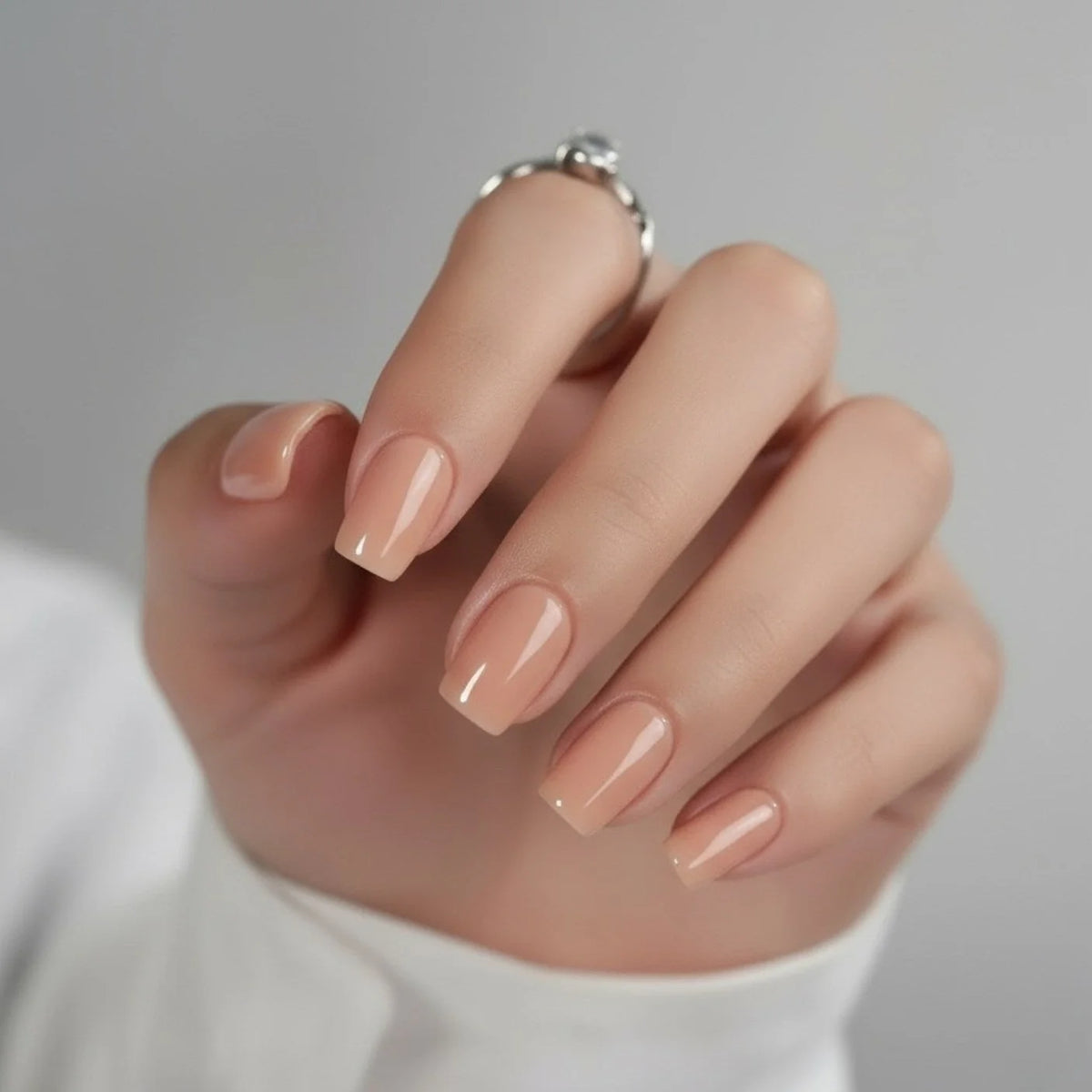 Honey Heaven press-on negler styling – firkantete korte negler i honningtone mot hvit bluse