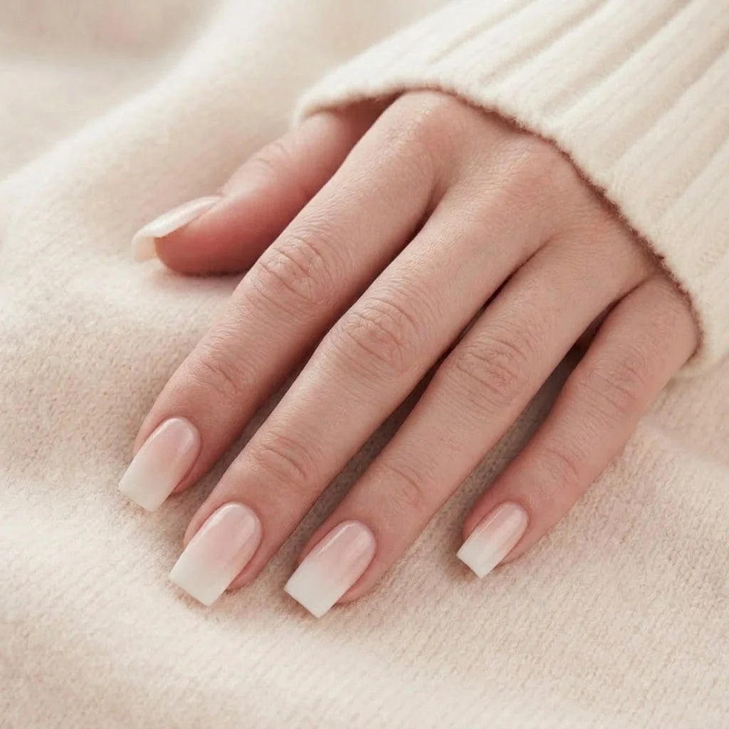Dreamy Dip negler på hånd – kort square ombré mot beige strikket genser