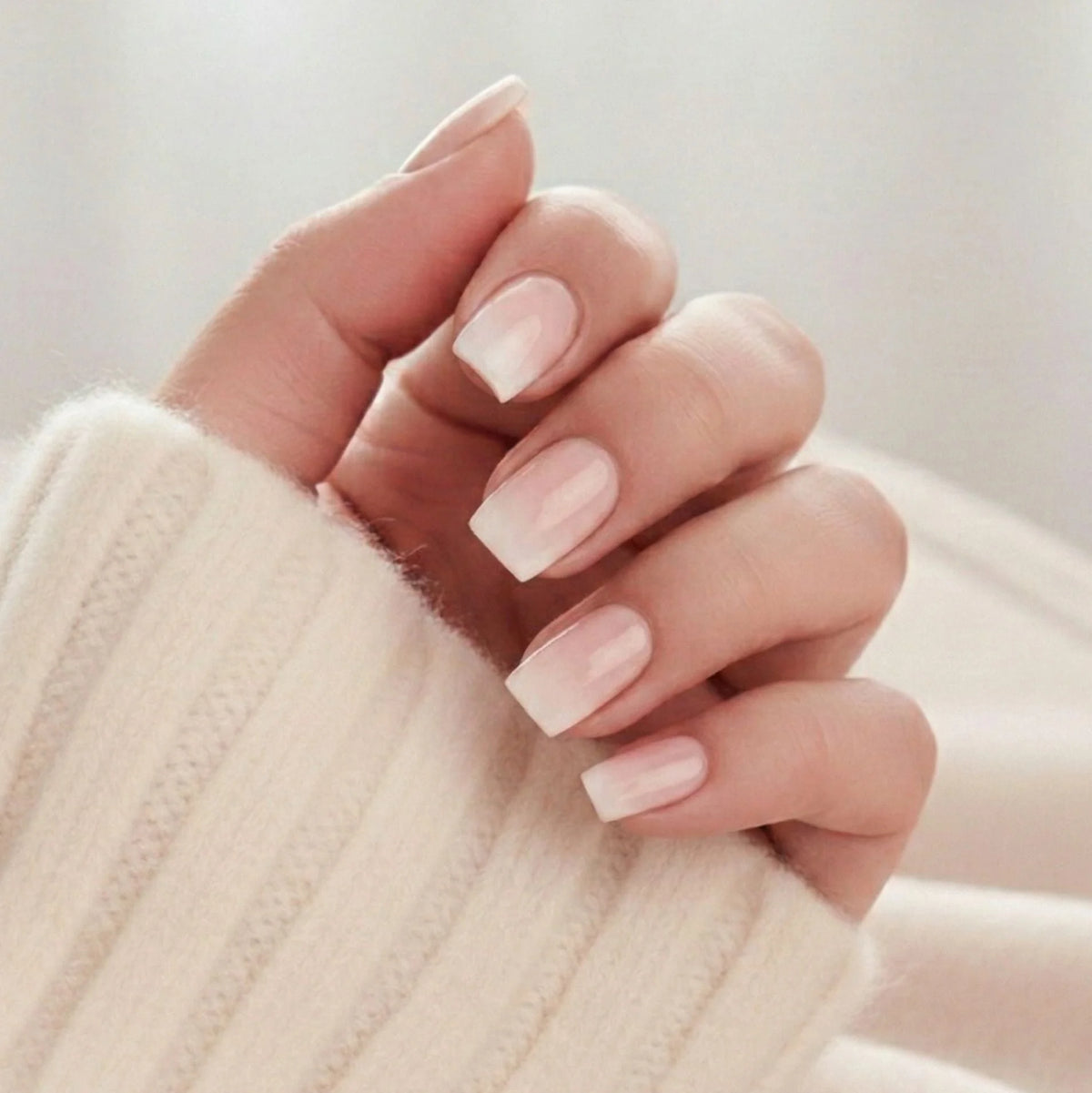 Dreamy Dip press-on negler – fransk ombré i square-form med nude base og myk hvit spiss