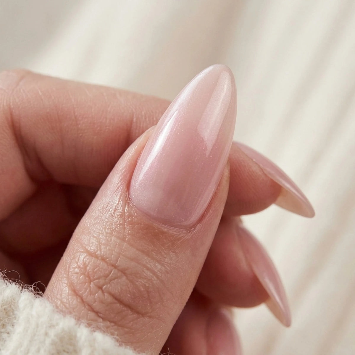 Pinkie Pearl press-on negler nærbilde av neglefinish