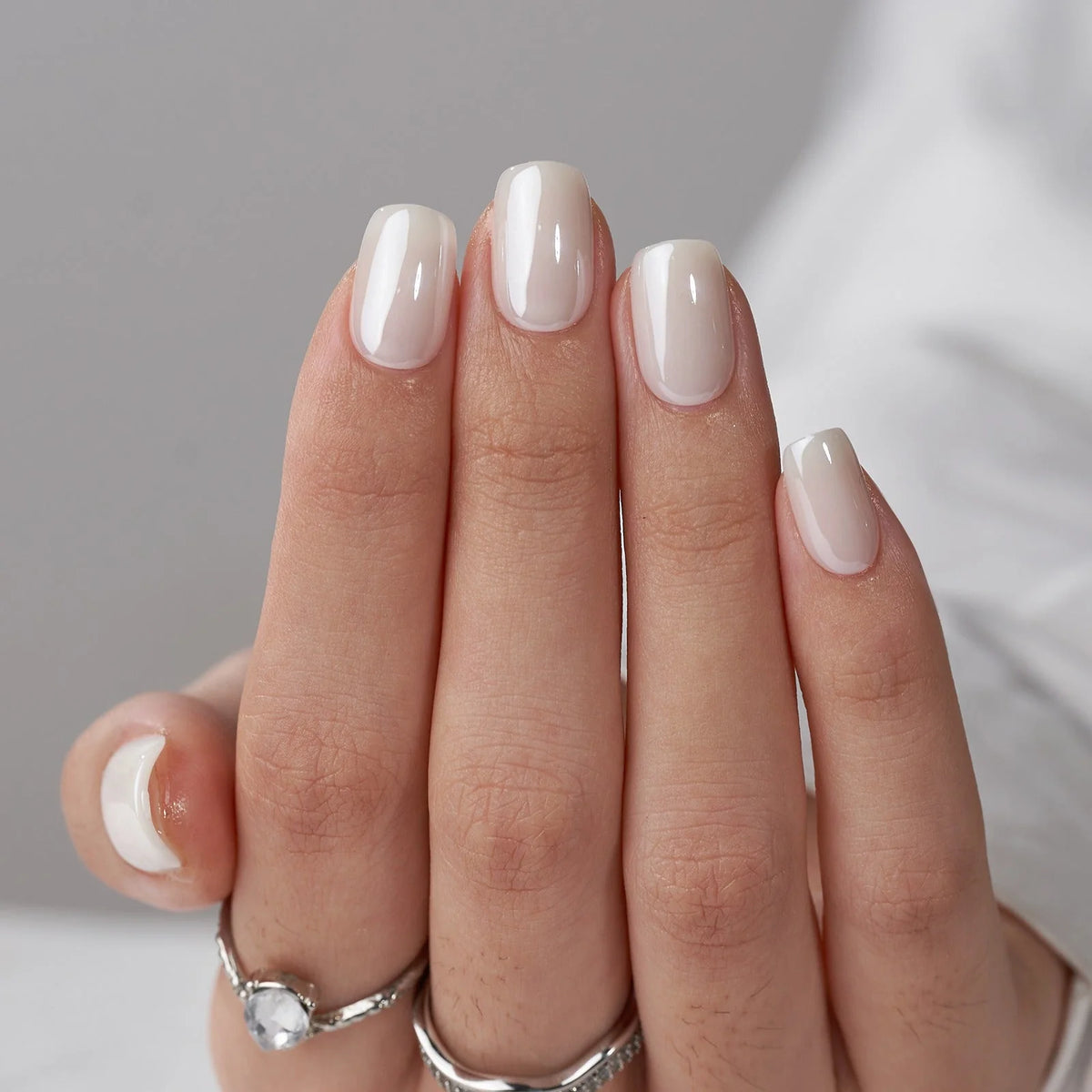 Pure Pearl square løsnegler – kort kvadratisk form i melkete nude pearl
