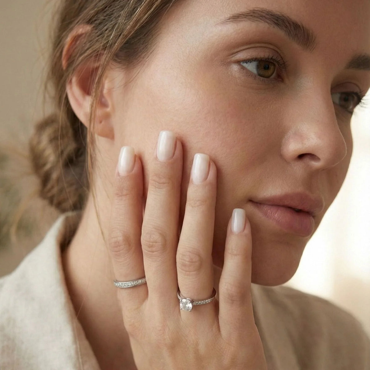 Pure Pearl press-on negler styling – kort square nude pearl mot ansiktet med sølvring
