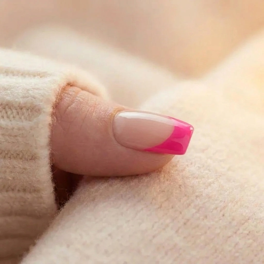 Pixie Pink – press-on negler, nærbilde av negl