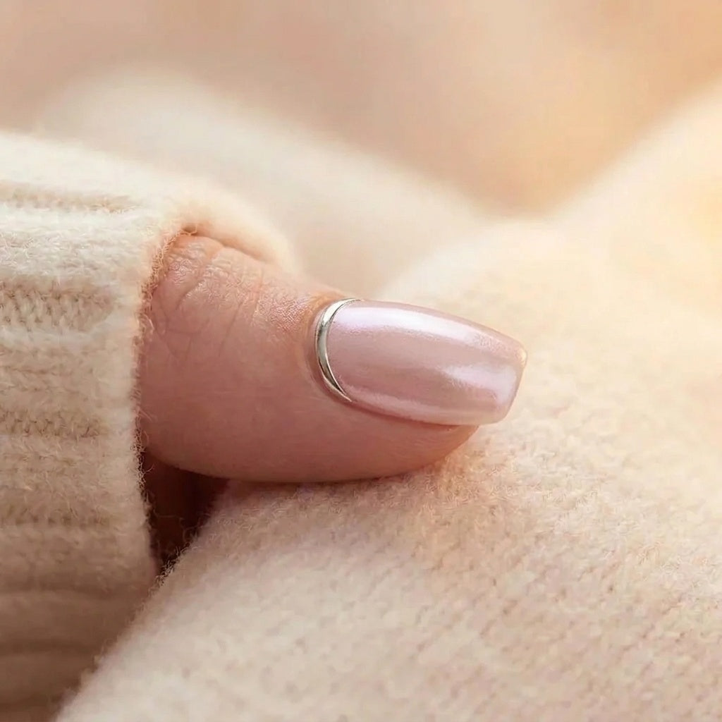 Shimmering Silver – press-on negler, nærbilde av negl